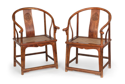 <b>Paar 'Huanghuali'-Hufeisenstühle mit geflochtenen Sitzflächen und Drachenmedaillons in Relief</b> <b>Paar 'Huanghuali'-Hufeisenstühle mit geflochtenen Sitzflächen und Drachenmedaillons in Relief</b>