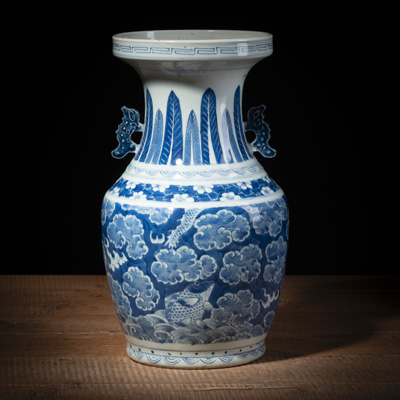 <b>Henkelvase aus Porzellan mit unterglasurblauem Wolken- und Drachendekor</b>