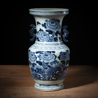 <b>Henkelvase aus Porzellan mit unterglasurblauem Floraldekor</b>