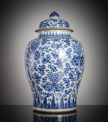 <b>Große Deckelvase aus Porzellan mit unterglasurblauem Päoniendekor</b> <b>Große Deckelvase aus Porzellan mit unterglasurblauem Päoniendekor</b>