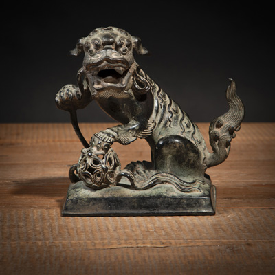 <b>Buddhistischer Löwe aus Bronze als Deckel eines Weihrauchbrenners</b>