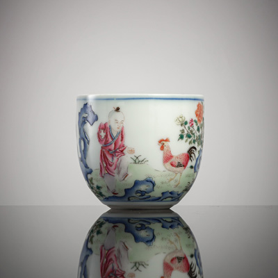 <b>Sogen. 'Chicken Cup' aus Porzellan mit Gedicht und Dekor von Knabe und Hühnern</b> <b>Sogen. 'Chicken Cup' aus Porzellan mit Gedicht und Dekor von Knabe und Hühnern</b>
