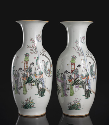<b>Zwei große Balustervasen aus Porzellan mit Darstellung in qianjiangcai mit Damen auf Terrasse</b>