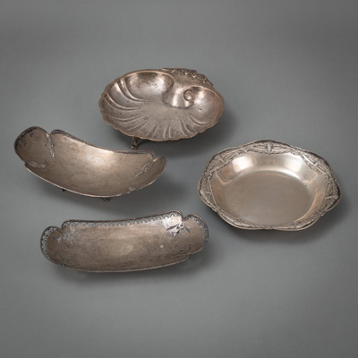 <b>A SHELL DISH, TWO FOOTED OVAL DISHES AND A PLATE</b>