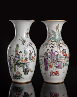 <b>Zwei Balustervasen aus Porzellan mit polychromen Darstellungen in qianjiangcai von Damen auf Terrasse und Gedichtaufschriften</b>