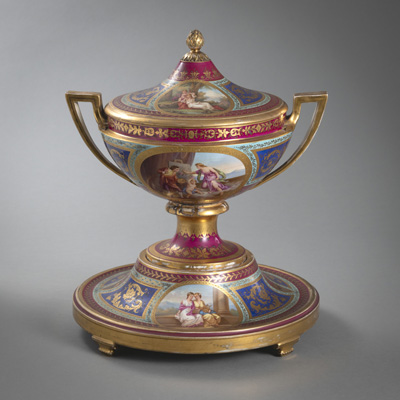 <b>A LARGE PORCELAIN TUREEN WITH COVER AND STAND</b>