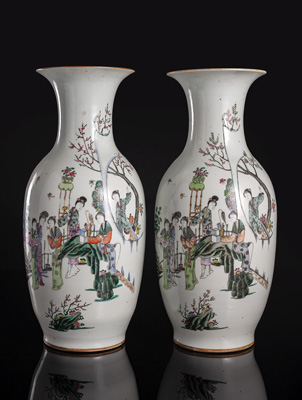 <b>Zwei große Balustervasen aus Porzellan mit Darstellung in qianjiangcai von Damen auf Terrasse</b>