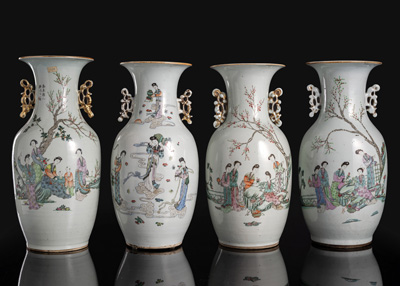<b>Gruppe von vier Balustervasen aus Porzellan mit Henkeln, bemalt in qianjiangcai mit Unsterblichen, Damen und Knaben im Garten</b>