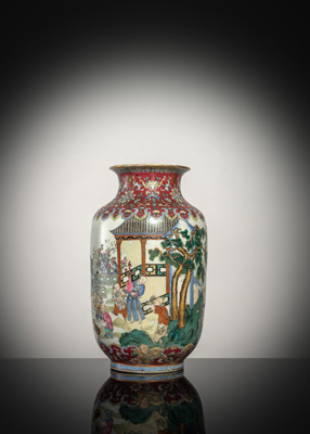 <b>Laternenförmige 'Famille rose'-Vase aus Porzellan</b> <b>Laternenförmige 'Famille rose'-Vase aus Porzellan</b>