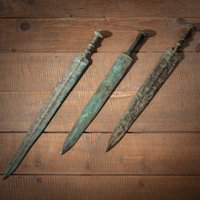 <b>Drei Bronze-Schwerter mit Patina</b>