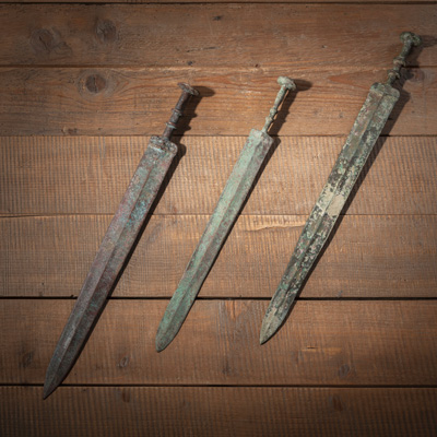 <b>Drei Bronze-Schwerter mit grüner und brauner Patina</b>