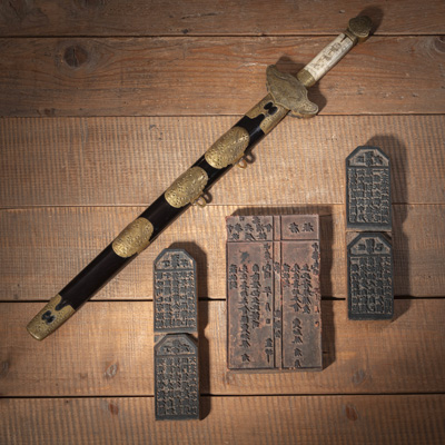 <b>Schwert 'jian' mit Bein-Griff und gravierten Metall-Beschlägen, Klinge beidseitig mit Gold- und Silbertauschierung</b>