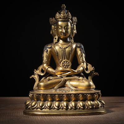<b>Vergoldete Bronze des vierköpfigen Buddha Vairocana auf einem Lotossockel sitzend, teilweise bemalt mit Pigmenten</b>