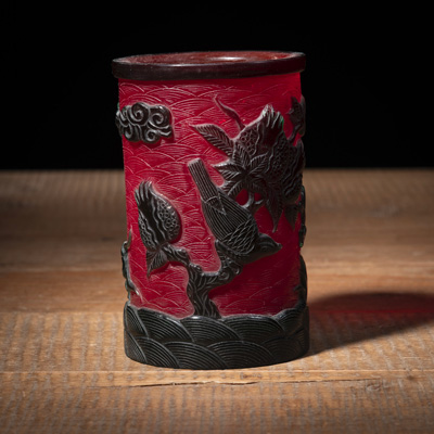 <b>Pinselbecher aus rotem Pekingglas mit Reliefdekor von Vögeln und Blüten</b>