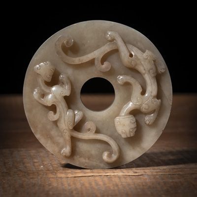 <b>Bi-Scheibe aus Jade mit 'Chilong' in Relief</b>