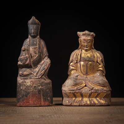<b>Zwei Holzfiguren des Buddha und Guanyin</b>
