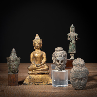 <b>Gruppe von drei Buddhaköpfen und zwei Figuren aus Bronze und Stein</b>