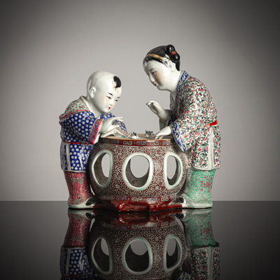 <b>Porzellanskulptur zweier mit Grillen spielender Kinder mit 'Famille rose'-Bemalung</b>