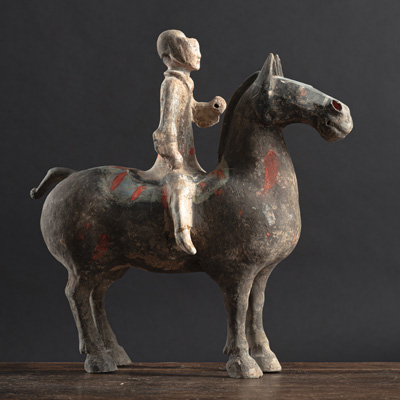 <b>Tonfigur eines Pferdes mit Reiter mit Resten polychromer Bemalung</b>