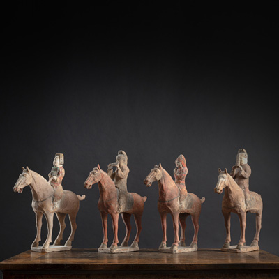 <b>Gruppe von vier Tonfiguren berittener Pferde mit Resten polychromer Bemalung</b>