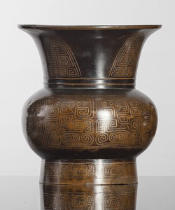 <b>Bronzevase 'zun' mit geometrischer Dekor in Silberdraht-Einlagen</b>