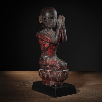 <b>Holzskulptur eines knienden Adoranten</b>