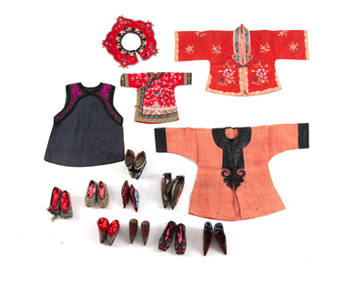 <b>LOT OF TEXTILES FOR CHILDREN: JACKETS, A VEST, A COLLAR AND SHOES (ONE PAIR FROM WOOD)</b>