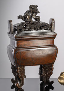 <b>Weihrauchbrenner auf vier Beinen mit durchbrochen gearbeitetem Deckel, von einem Löwen als Handhabe bekrönt</b> <b>Weihrauchbrenner auf vier Beinen mit durchbrochen gearbeitetem Deckel, von einem Löwen als Handhabe bekrönt</b>