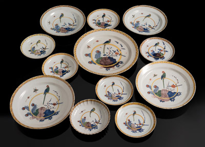 <b>Serie von fünf Rundplatten, Schale und sechs Tellern</b> <b>Serie von fünf Rundplatten, Schale und sechs Tellern</b>