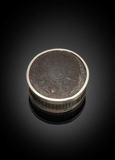 <b>Schildpatt-Tabatiere</b> <b>Schildpatt-Tabatiere</b>