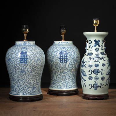 <b>Seladon glasierte Vase mit unterglasurblauem Dekor der Attribute der Acht Unsterblichen und Paar unterglasurblau bemalte 'shuangxi'-Vasen</b>