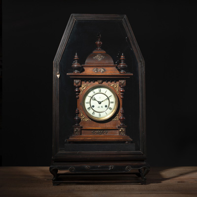 <b>Junghans Kamin-Pendeluhr mit römischen Ziffern und Holzgehäuse</b>