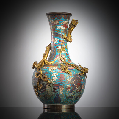 <b>Seltene Cloisonné-Vase mit feuervergoldetem Drachen und Bronzereliefs</b>