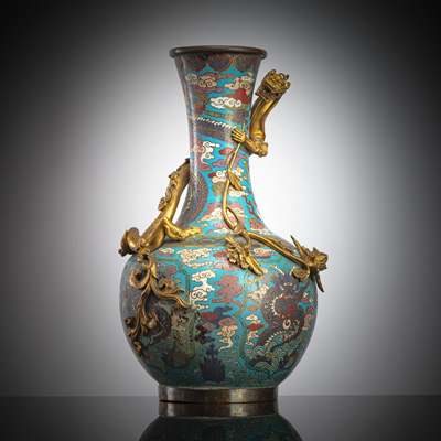 <b>Seltene Cloisonné-Vase mit feuervergoldetem Drachen und Bronzereliefs</b> <b>Seltene Cloisonné-Vase mit feuervergoldetem Drachen und Bronzereliefs</b>