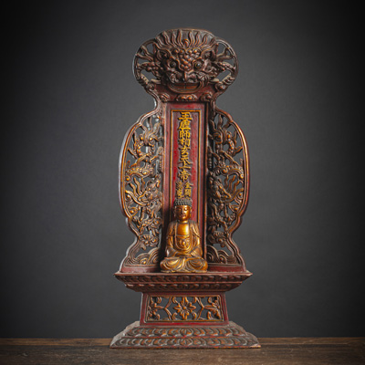 <b>Gold- und rot-lackierter Holzschrein mit kleiner Figur des Buddha Shakyamuni</b>