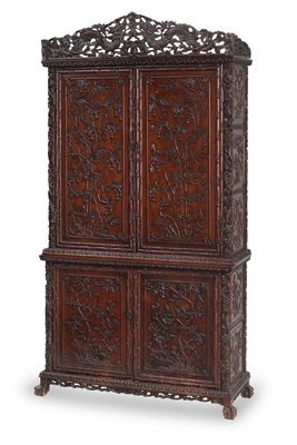 <b>Zweiteiliges Aufsatzkabinett mit aufwendig geschnitztem Floraldekor mit Löwenfüßen</b> <b>Zweiteiliges Aufsatzkabinett mit aufwendig geschnitztem Floraldekor mit Löwenfüßen</b>