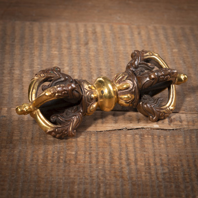 <b>Teilvergoldetes fünfstrahliges Vajra aus Bronze</b>