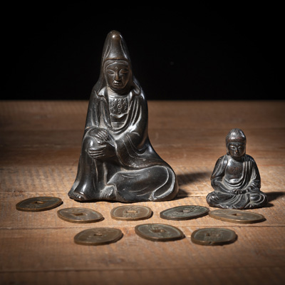 <b>Zwei sitzenden Bronzefiguren des Kannon bwz. des Buddha Amitabha und Gruppe von acht 'Tenpo Tsuho'-Münzen</b>