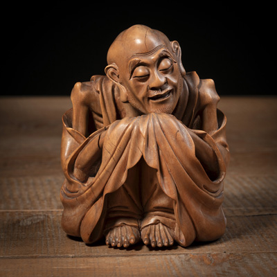 <b>Fein geschnitze Holzfigur eines sitzenden Luohan</b>
