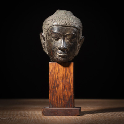 <b>Kleiner Bronze-Buddhakopf auf Holzsockel</b>
