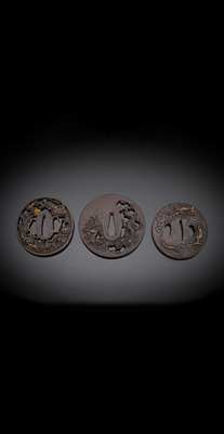 <b>Drei Tsuba aus Eisen mit Drachendekor</b>