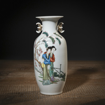 <b>Balustervase mit polychromem Dekor von zwei Damen im Garten und Gedicht</b>