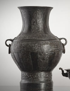 <b>Hu-Vase aus Bronze mit zwei Ringhenkeln und archaischem Dekor</b>