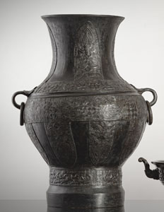<b>Hu-Vase aus Bronze mit zwei Ringhenkeln und archaischem Dekor</b> <b>Hu-Vase aus Bronze mit zwei Ringhenkeln und archaischem Dekor</b>