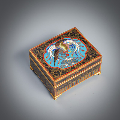 <b>Rechteckige Deckeldose mit Cloisonné-Phönixdekor</b>
