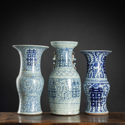 <b>Drei Vasen aus Porzellan mit unterglasurblauem 'Shuangxi'- und Floraldekor</b>