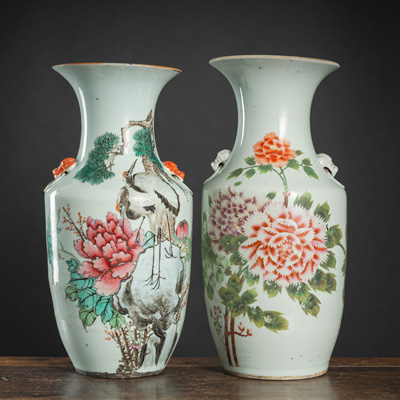 <b>Zwei polychrom bemalte Vasen mit blühenden Päonien bzw. Paar Kraniche unter Kiefer und Gedichtaufschriften</b>