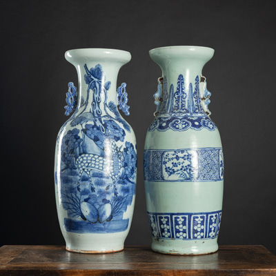 <b>Zwei Henkelvasen aus Porzellan mit unterglasurblauem Floraldekor</b>