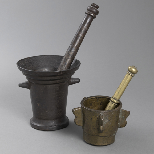 <b>Zwei Mörser und Pistille</b> <b>Zwei Mörser und Pistille</b>