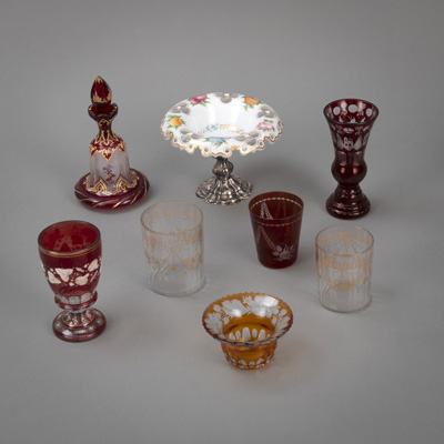 <b>Acht Gläser, Karaffen, Schalen</b>